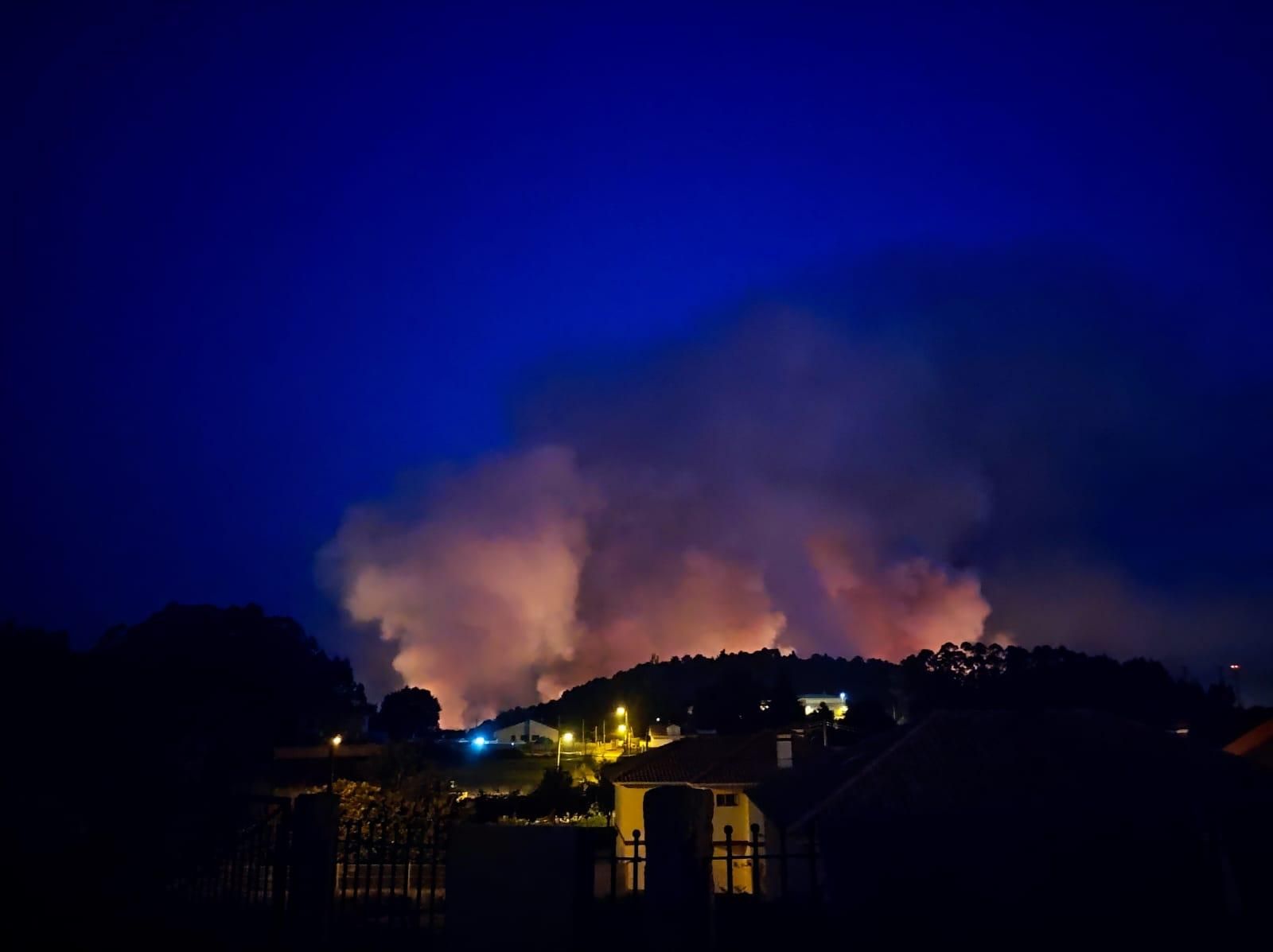 Un incendio calcina 50 hectáreas en Baiona