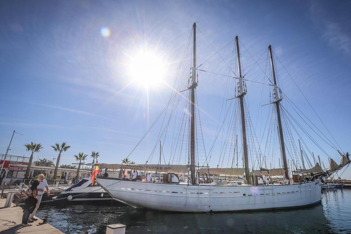 El velero histórico Pascual Flores ya está en la bahía de Torrevieja