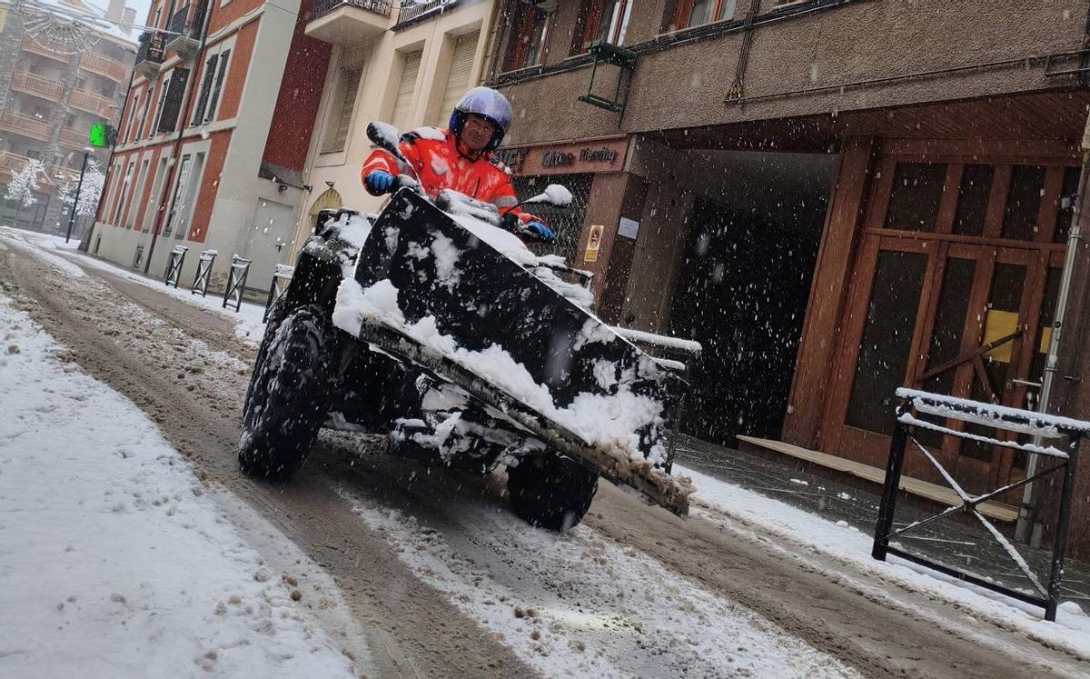 Un opeari neteja els carrers
