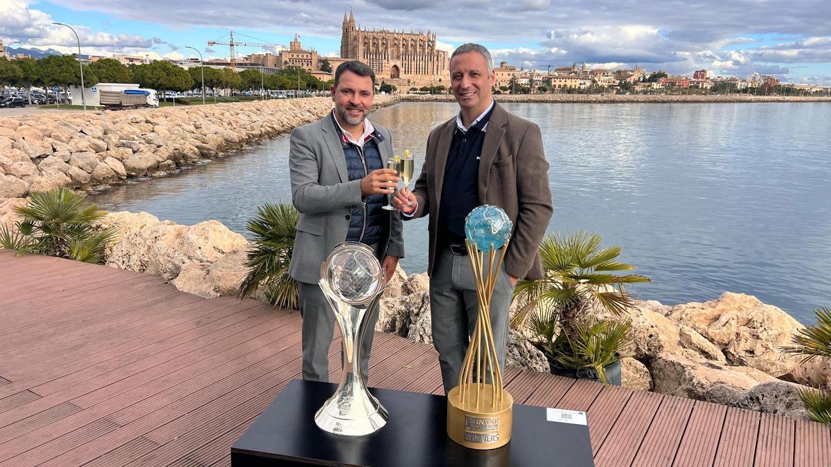 José Tirado y Antonio Vadillo brindan con la Champions y la Intercontinental conquistadas en 2024.