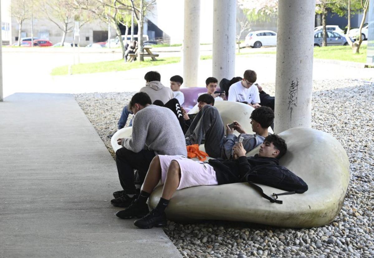 La expedición visitó las instalaciones del complejo educativo. | RAFA VÁZQUEZ