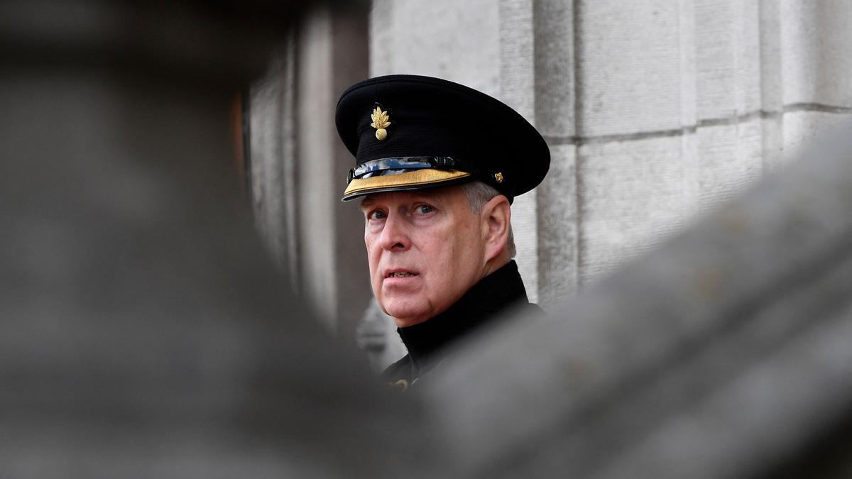 El príncipe Andrés vestido de militar, durante una ceremonia para conmemorar el 75 aniversario de la liberación de Brujas, en septiembre de 2019.