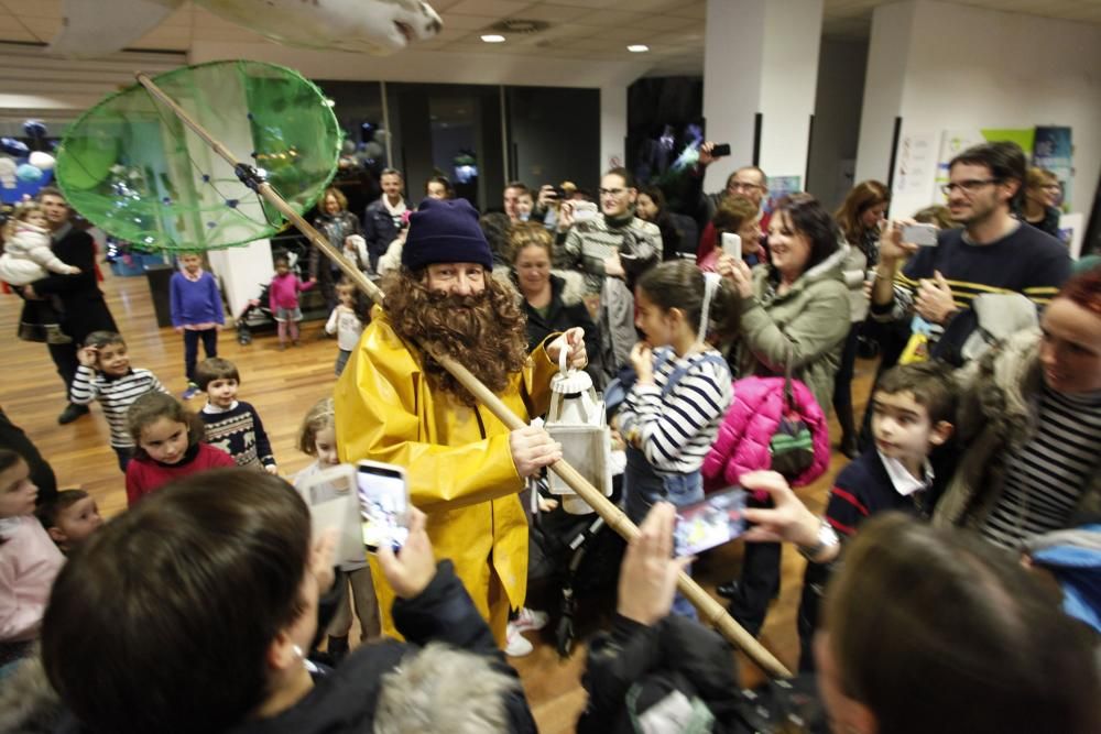 El angulero recoge cartas de los niños en el Acuario de Gijón