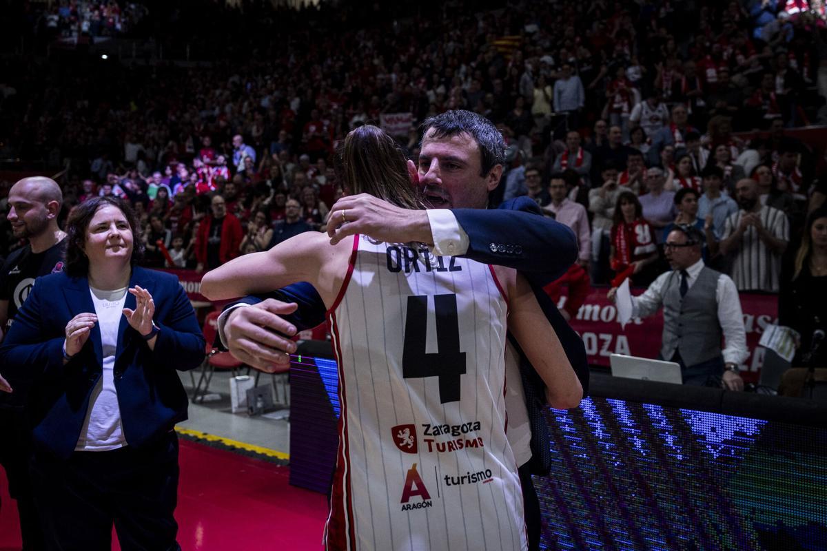 Carlos Cantero se abraza con Mariona Ortiz tras el encuentro en el Príncipe Felipe.