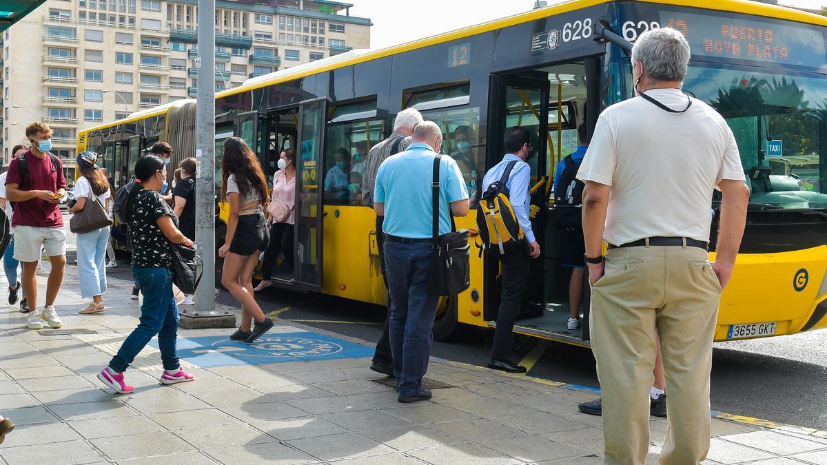 Viajeros suben a la guagua frente al parque San Telmo