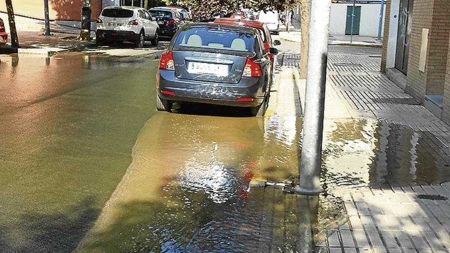 Un reventón en una tubería anega parte de la calle Museo