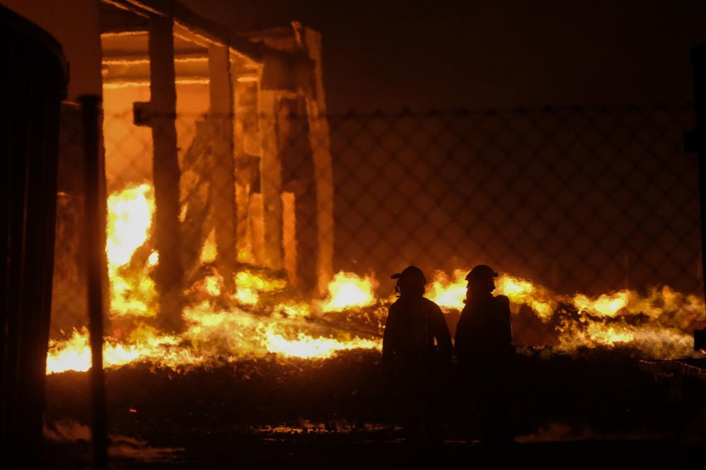 Un espectacular incendio calcina una fábrica de palets en La Marina.