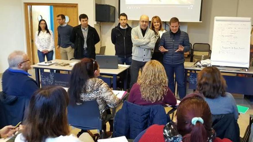 El alcalde, el teniente de alcalde y dos ediles, ayer junto a los alumnos.