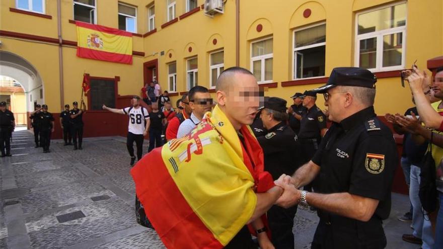 Emotiva despedida a una unidad policial que parte de refuerzo a Cataluña