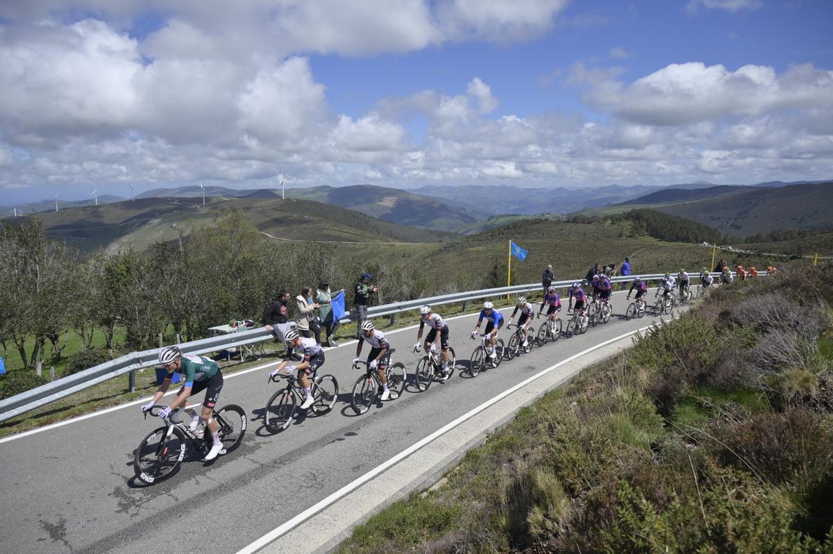 El pelotón de la Vuelta Ciclista a Asturias, en la edición de 2025 subiendo el Alto La Bobia, en la etapa entre Castropol y Vegadeo