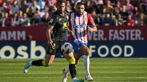 David López persigue Baptistao en el partido ante el Almería en el que se produjo la crítica al árbitro Ortiz Arias
