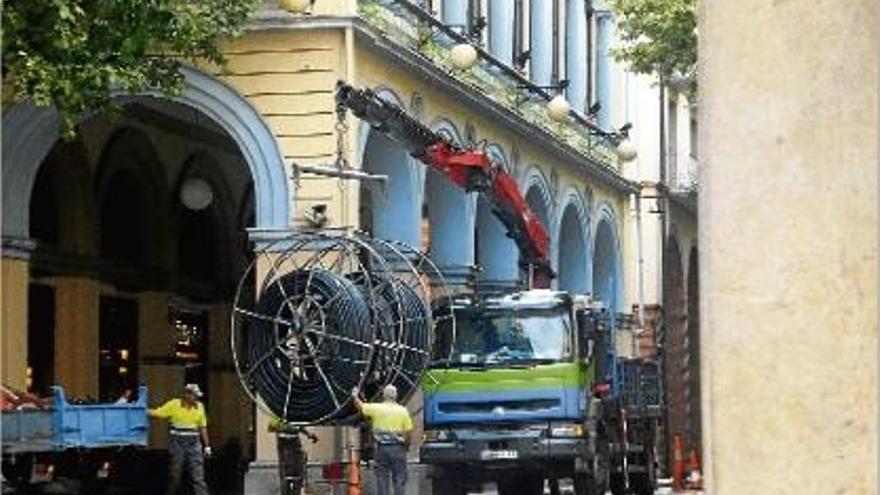 Treballs de col·locació de la xarxa de fibra òptica al centre d&#039;Olot.