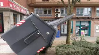 Contenedores que vuelan, tejados por los aires y calles cortadas: las consecuencias del temporal de viento en Zamora