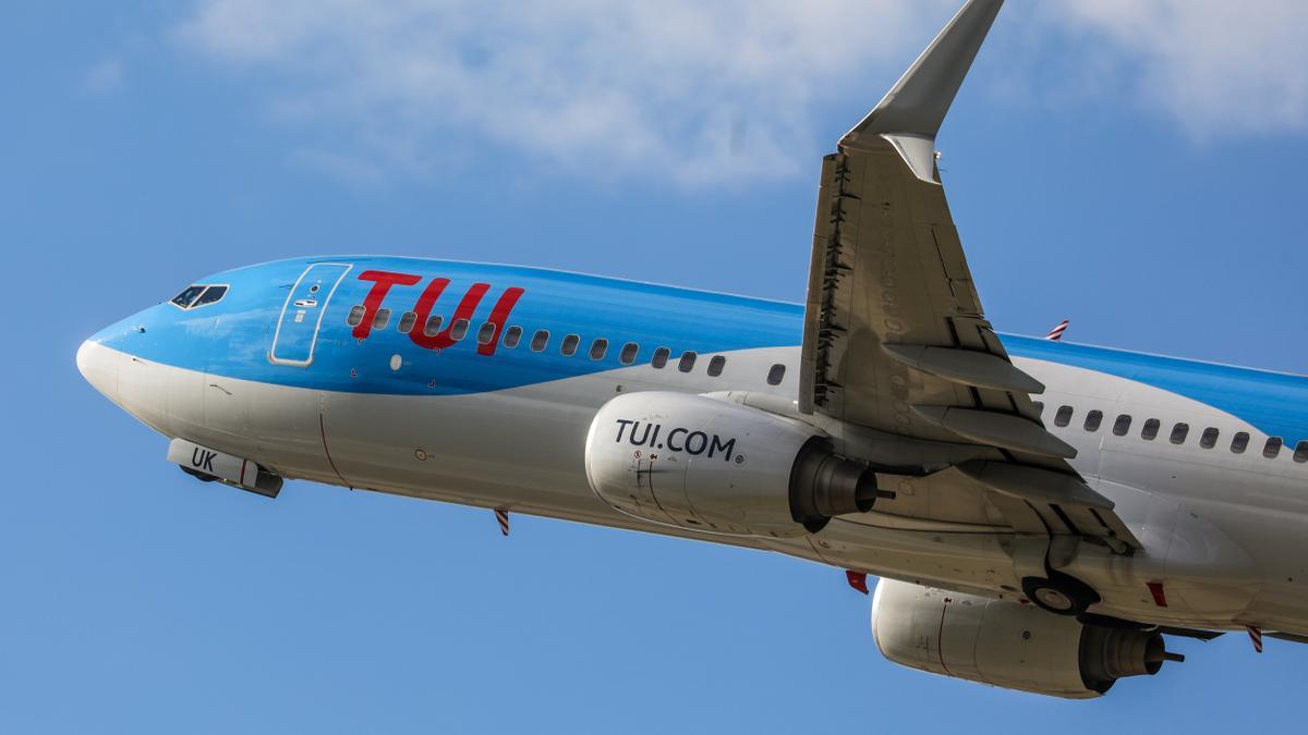 Ein Flugzeug vom Typ Boeing 737-800 der deutschen Fluggesellschaft Tuifly startet vom Flughafen Stuttgart. Der Reisekonzern Tui Deutschland profitiert von kräftiger Nachfrage trotz der hohen Inflation.