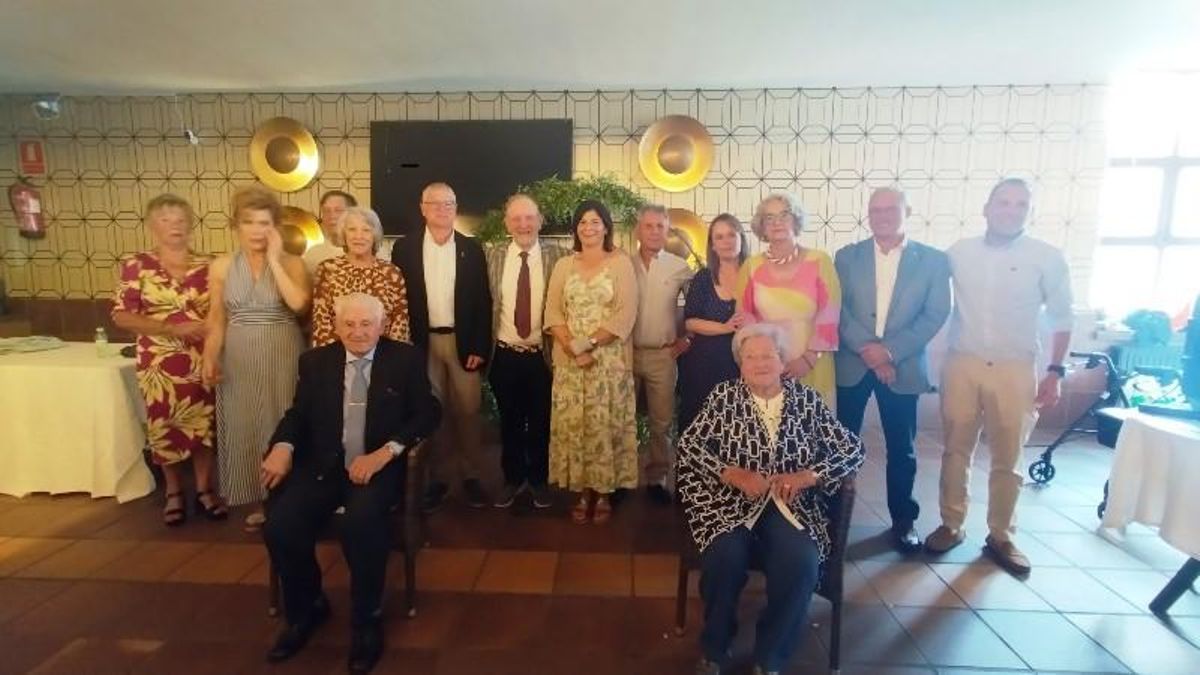 Los homenajeados, la directiva y el Alcalde.