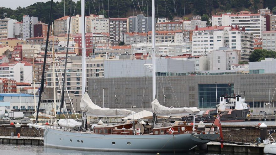 El “Elfje”, uno de los veleros más lujosos del mundo, recala en Vigo