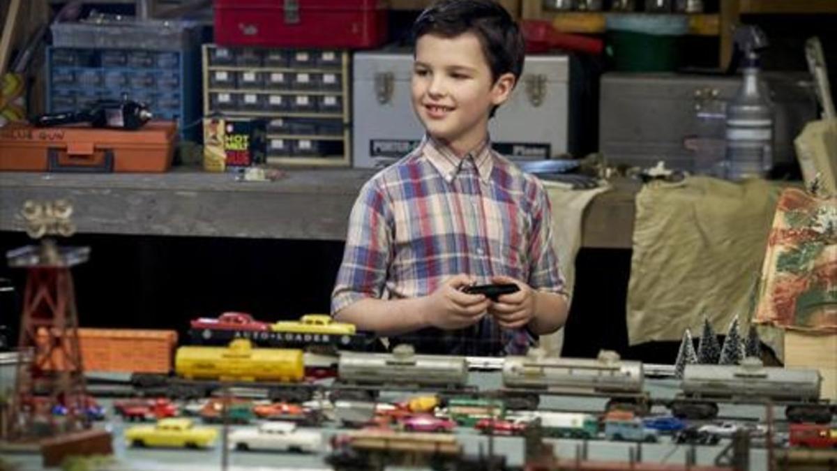 Iain Armitage encarna a Sheldon Cooper, en 'El joven Cooper'.