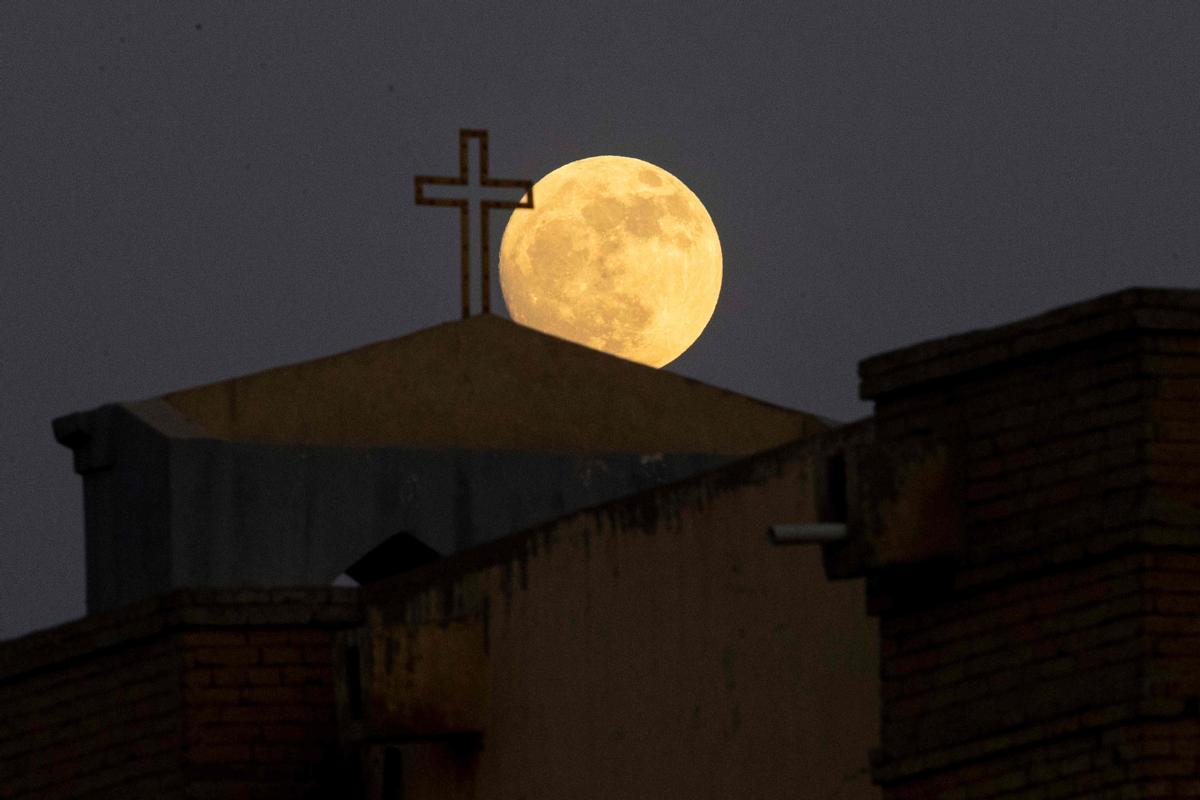 La Superluna de ciervo vista sobre Basora (Irak)