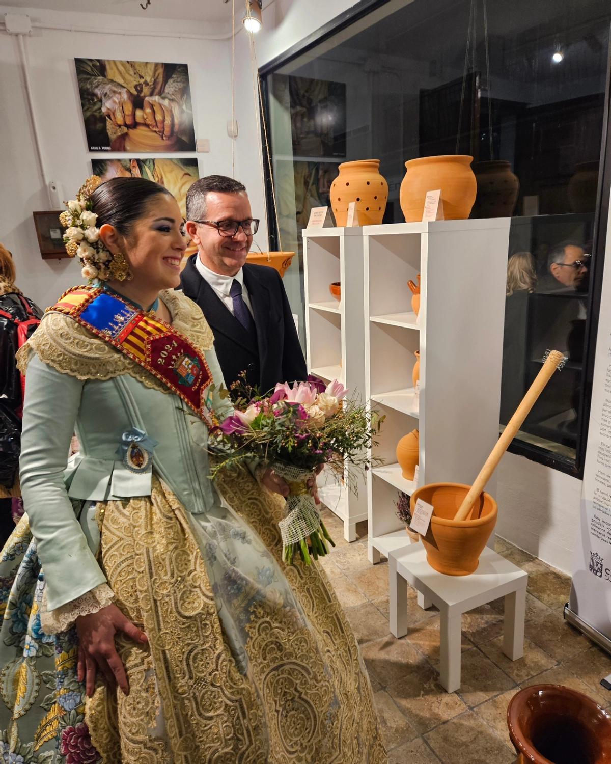 Adriana y el alcalde, Nacho Mira, en la inauguración de la exposición de alfarería.