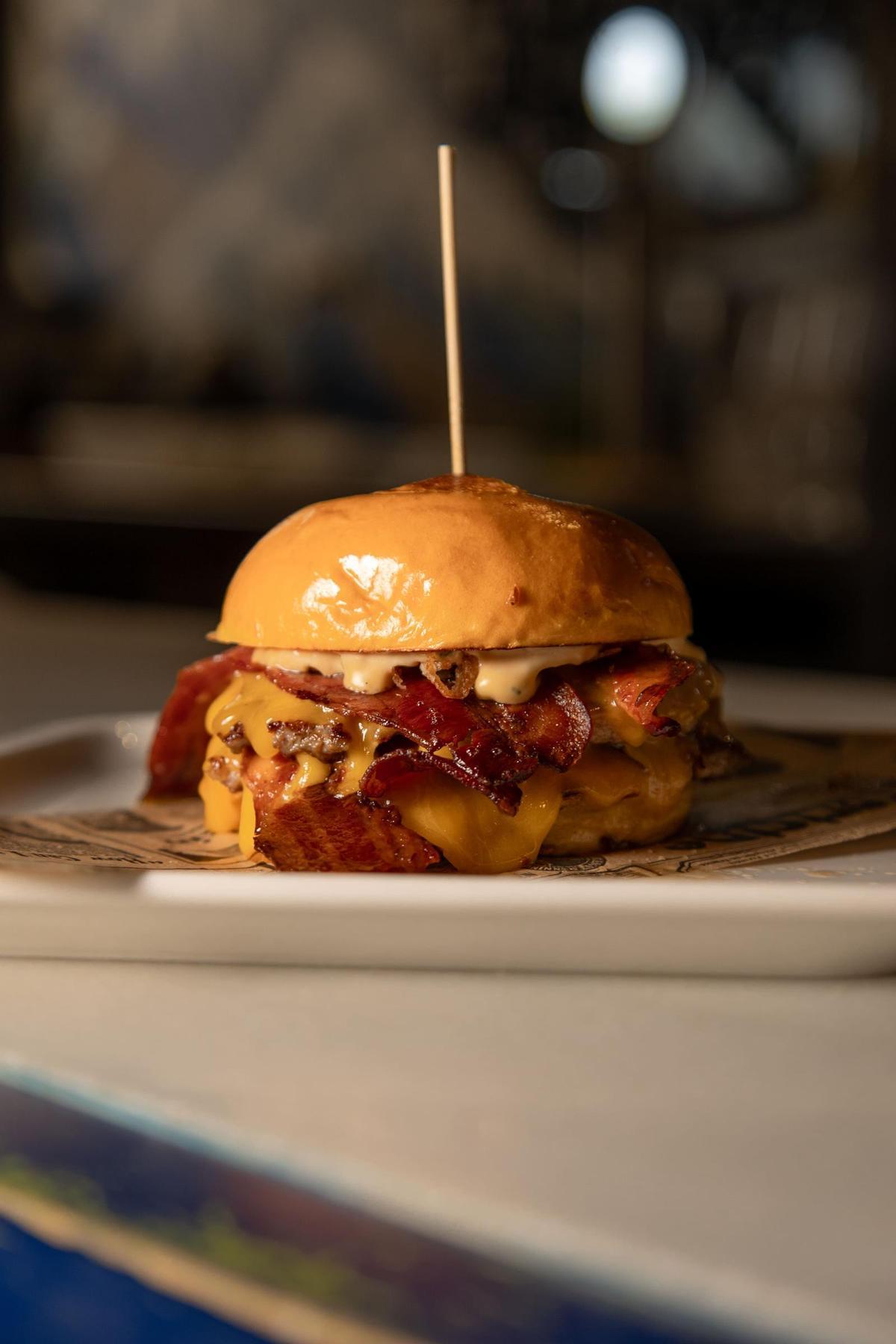 La smash burger es una de las elecciones favoritas de la casa. La smash burger es una de las elecciones favoritas de la casa.