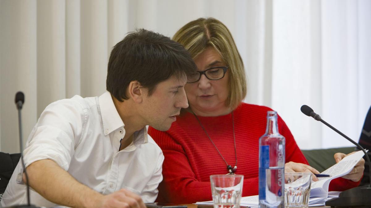 La portavoz del PP, Maria José Pla, junto al edil Marcos Sanchis en un pleno.