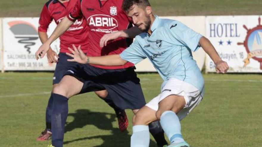 Un jugador del Beluso controla el balón ante la presión de un rival. // José Lores