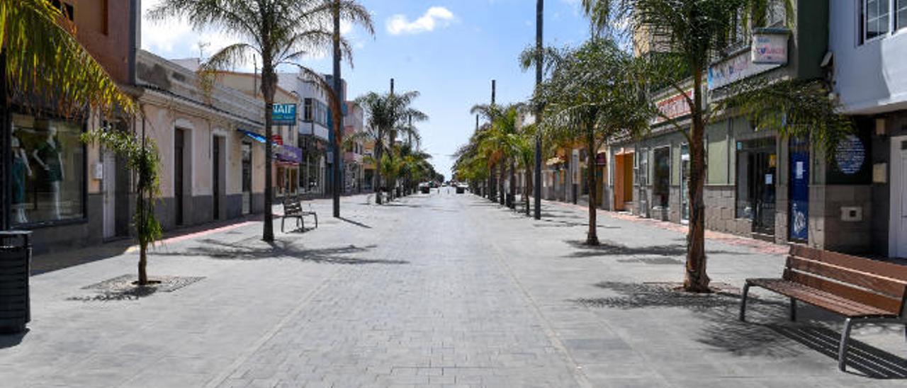 La parte peatonal de la avenida de Canarias, en Vecindario, vacía el pasado 20 de marzo.