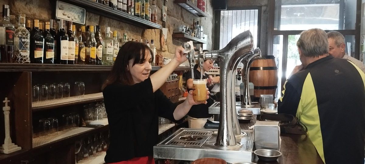 Delia y Lidia en el interior del Feira Vella, donde los peregrinos dejan buena impresión y hacen migas con los parroquianos de siempre.