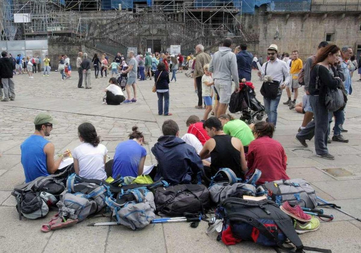 Un grupo de peregrinos frente a la catedral de Santiago. // Xoán Álvarez