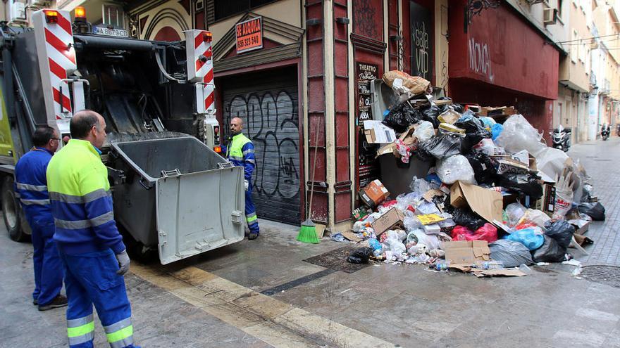 Operarios de Limasa trabajando en la recogida en el Centro.