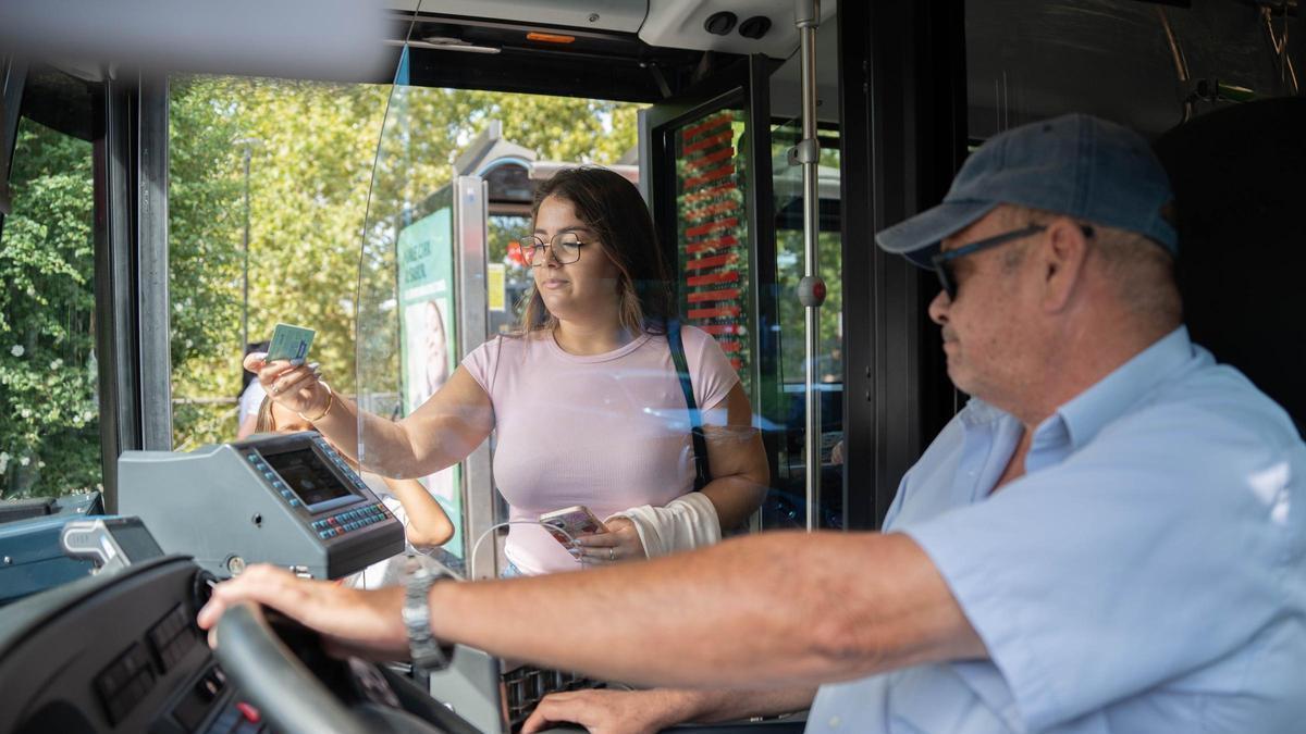Un autobús urbano de la capital extremeña, durante una parada para recoger viajeros.