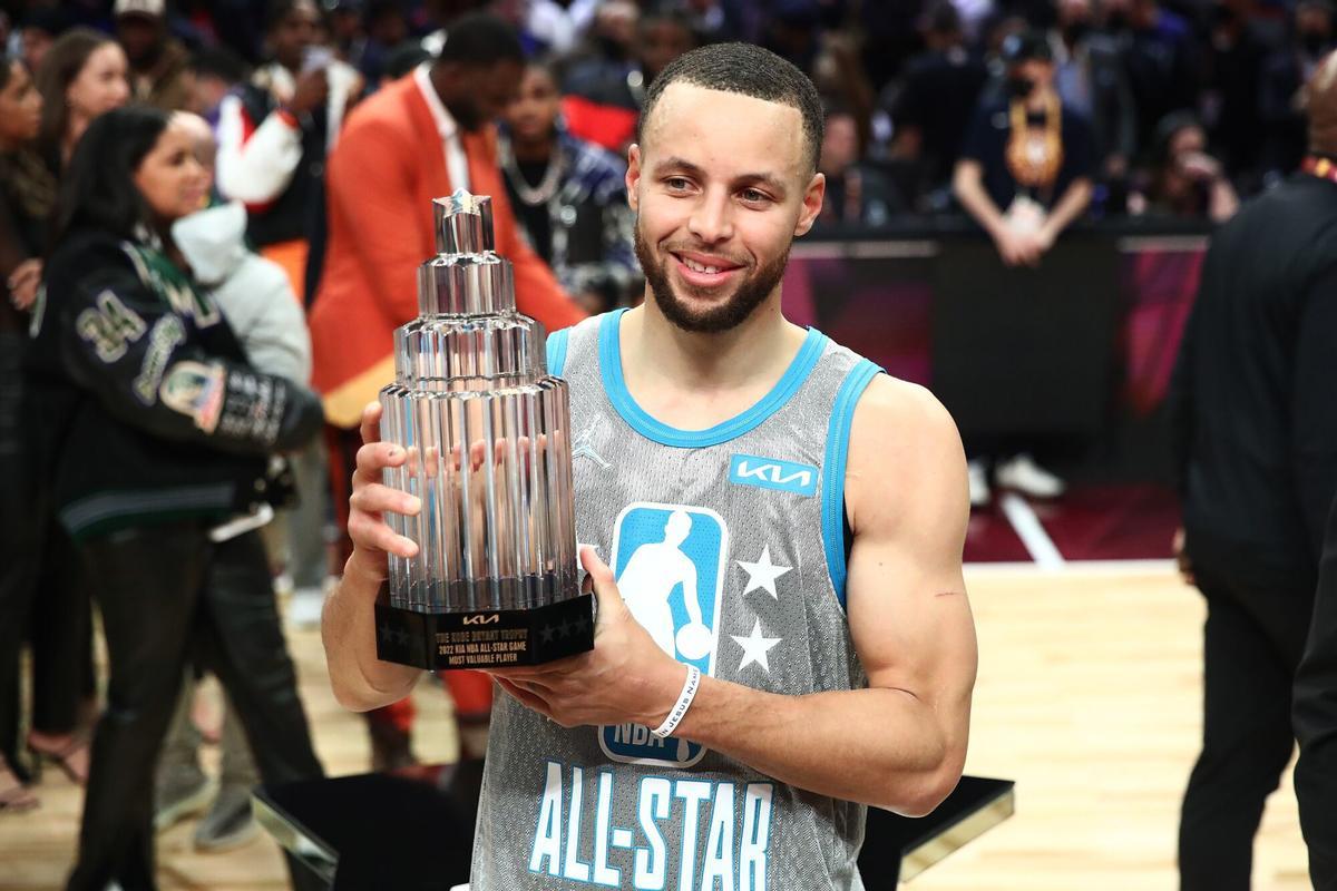 CLEVELAND, OHIO - FEBRUARY 20: Stephen Curry #30 of Team LeBron holds the Kobe Bryant Trophy after being named MVP during the 2022 NBA All-Star Game at Rocket Mortgage Fieldhouse on February 20, 2022 in Cleveland, Ohio. NOTE TO USER: User expressly acknowledges and agrees that, by downloading and or using this photograph, User is consenting to the terms and conditions of the Getty Images License Agreement. Tim Nwachukwu/Getty Images/AFP == FOR NEWSPAPERS, INTERNET, TELCOS & TELEVISION USE ONLY ==. == FOR NEWSPAPERS, INTERNET, TELCOS & TELEVISION USE ONLY ==