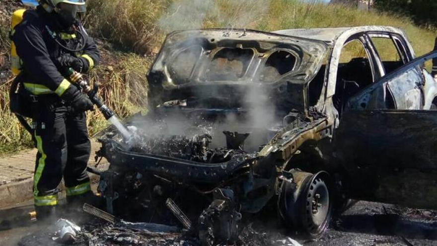 Sofocan un incendio en Inca que destruyó un coche