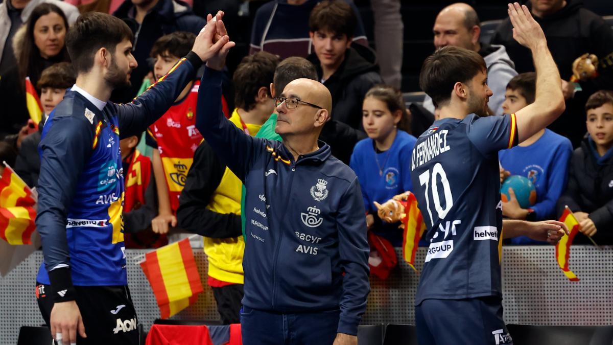 Jordi Ribera saluda a sus jugadoras tras caer ante Portugal