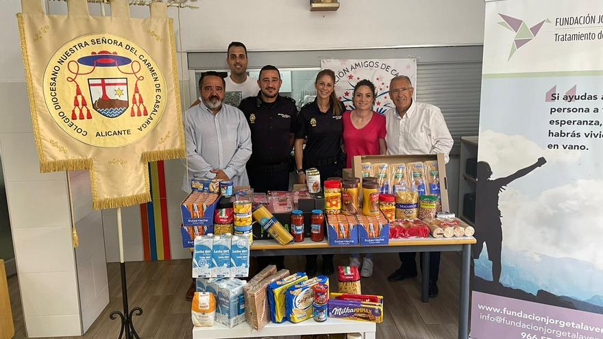 Entrega de alimentos de la Fundación Jorge Talavera para niños necesitados en Alicante