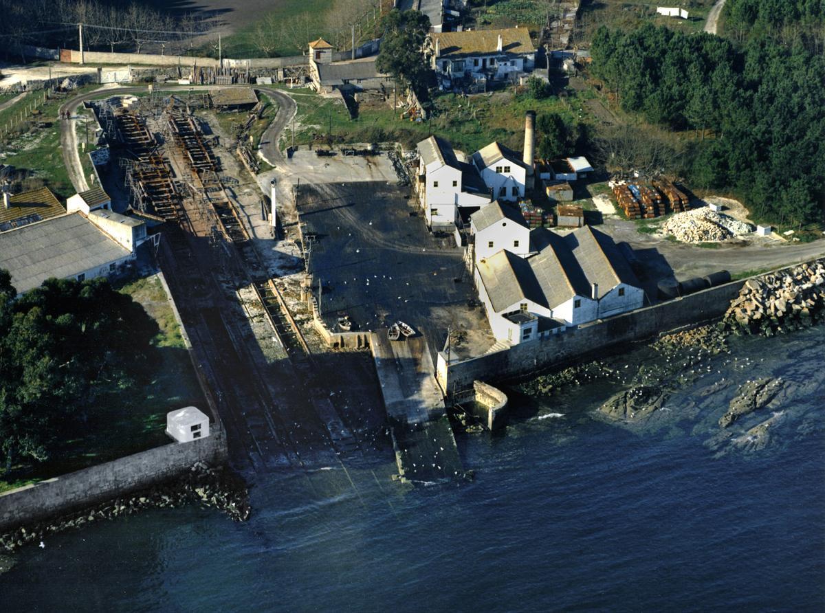 Una vista aérea de la factoría ballenera de Punta Balea, en Cangas, durante la década de 1970.