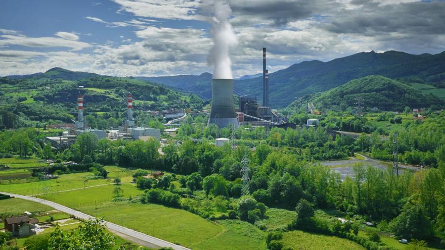 Vista general del complejo energético de EDP en Soto de Ribera, con dos ciclos combinados (gas natural) a la izquierda y las instalaciones de la térmica de carbón en el centro de la imagen. | J. S.