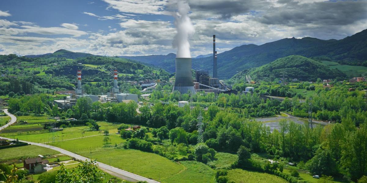 Vista general del complejo energético de EDP en Soto de Ribera, con dos ciclos combinados (gas natural) a la izquierda y las instalaciones de la térmica de carbón en el centro de la imagen. | J. S.