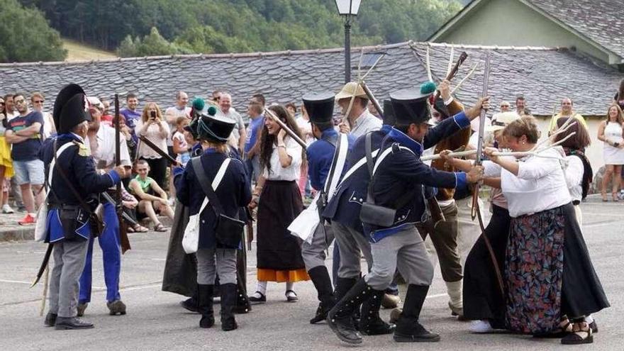 Recreación de la refriega final contra los franceses en Cerredo, el año pasado.