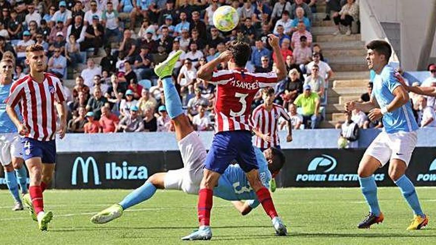 Momento en el que el central Rubén intenta marcar por medio de una chilena dentro del área del Atleti B.