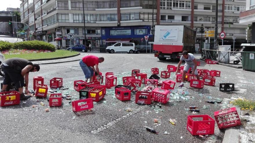 Un camión pierde su carga de botellines de cerveza en Isacc peral. // A. P.