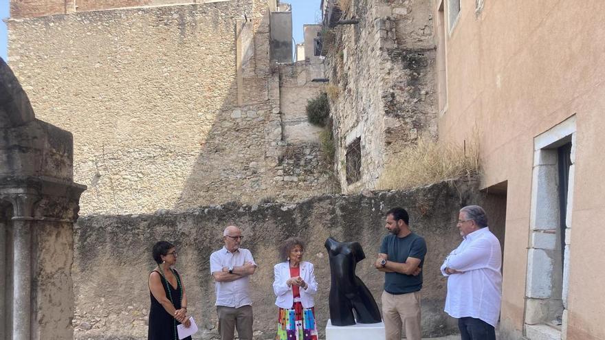 Dos metges donen “Atenea”, de Rosa Serra, al Museu d’Història de Girona