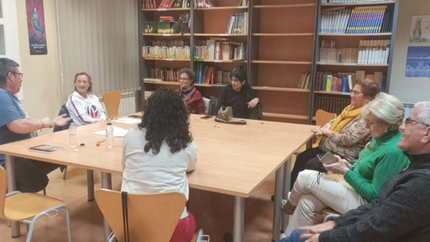 ‘Trisurko’ traslada su pasión por la poesía a 
la biblioteca