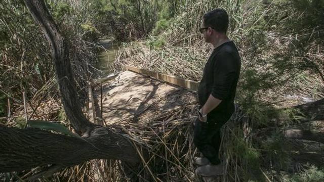Una de las pasarelas que el agua arrastró durante el temporal, y que se encuentra a 150 metros de su lugar habitual.
