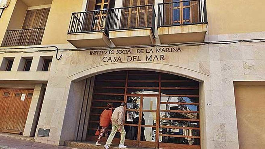 La fachada principal de la Casa del Mar, en el Port de Sóller.