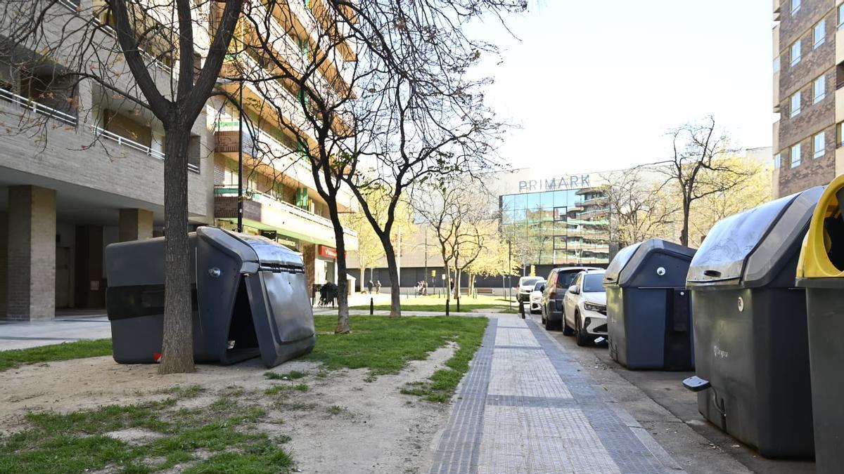 Un contenedor, en el suelo en Zaragoza por el fuerte cierzo, este domingo.