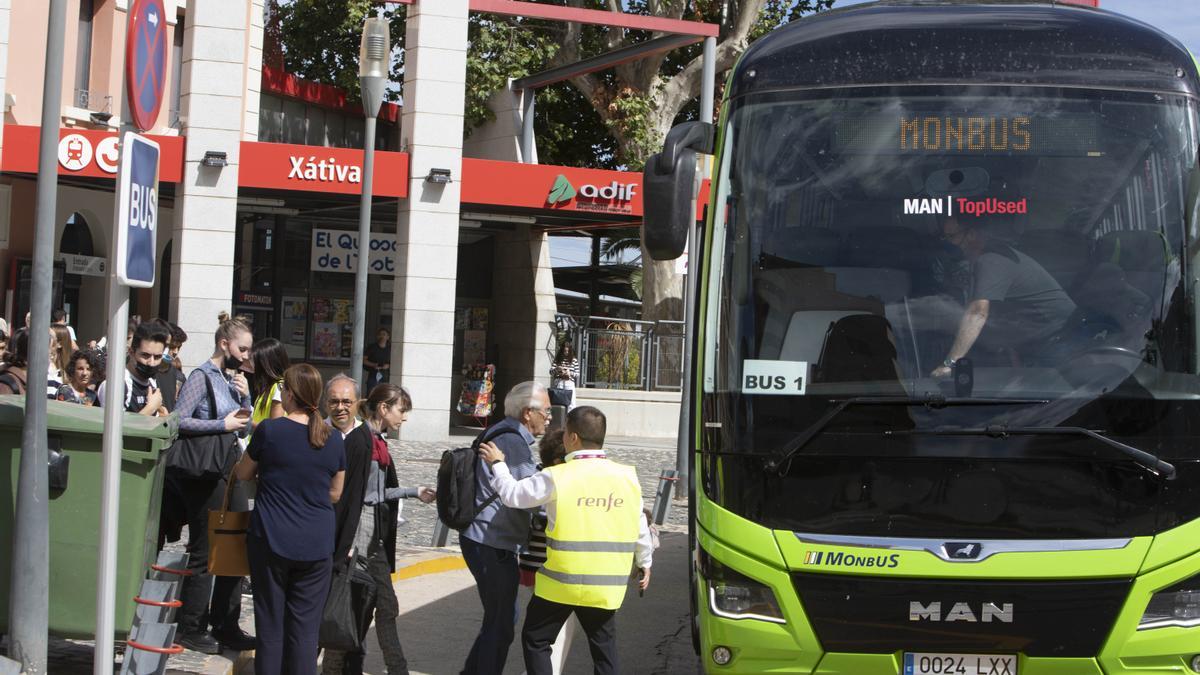 Xàtiva. Estación de renfe ADIF, autobús de transbordo a l'Alcúdia de Crespíns, Montesa, Vallada y Moixent