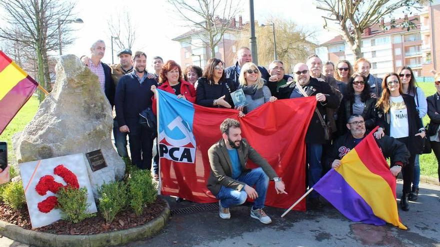 Foto de familia de IU de Gozón, entidad organizadora del reconocimiento a Cristino García, ante el monolito.