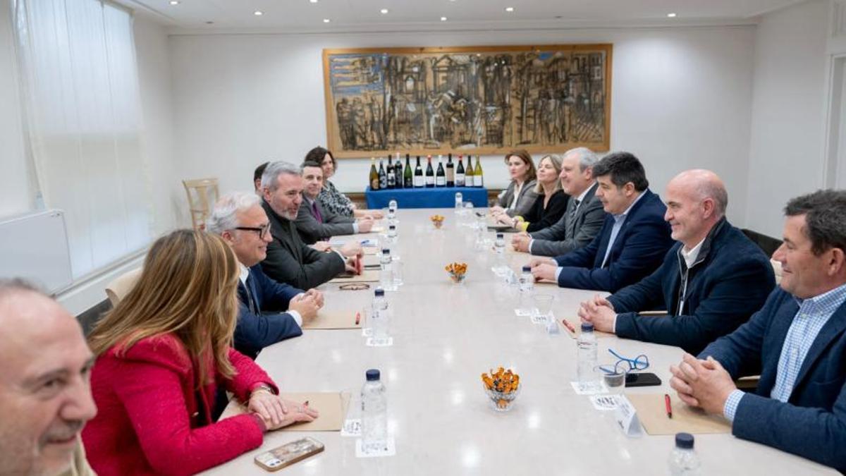 El presidente de Aragón, Jorge Azcón, y el consejero de Agricultura, Javier Rincón, han mantenido un encuentro con los representantes de las DOPs e IGPs de vino y cava aragonesas