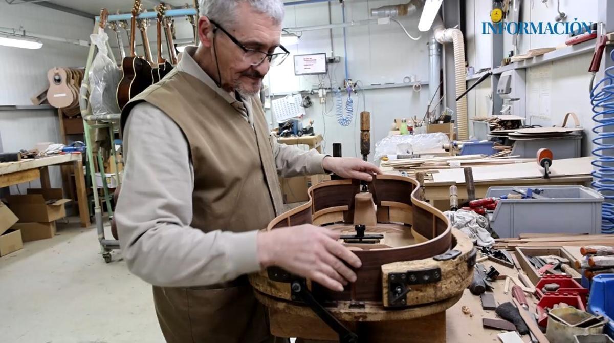 El taller de Alhambra Guitarras proyecta la artesanía con la que se fabrica cada elemento.
